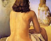 萨尔瓦多 达利 : 妻子,肌肉,台阶,三截脊椎骨,天空,建筑物